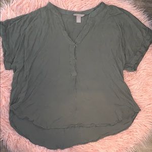 Green v-neck flowy top, short sleeve shirt